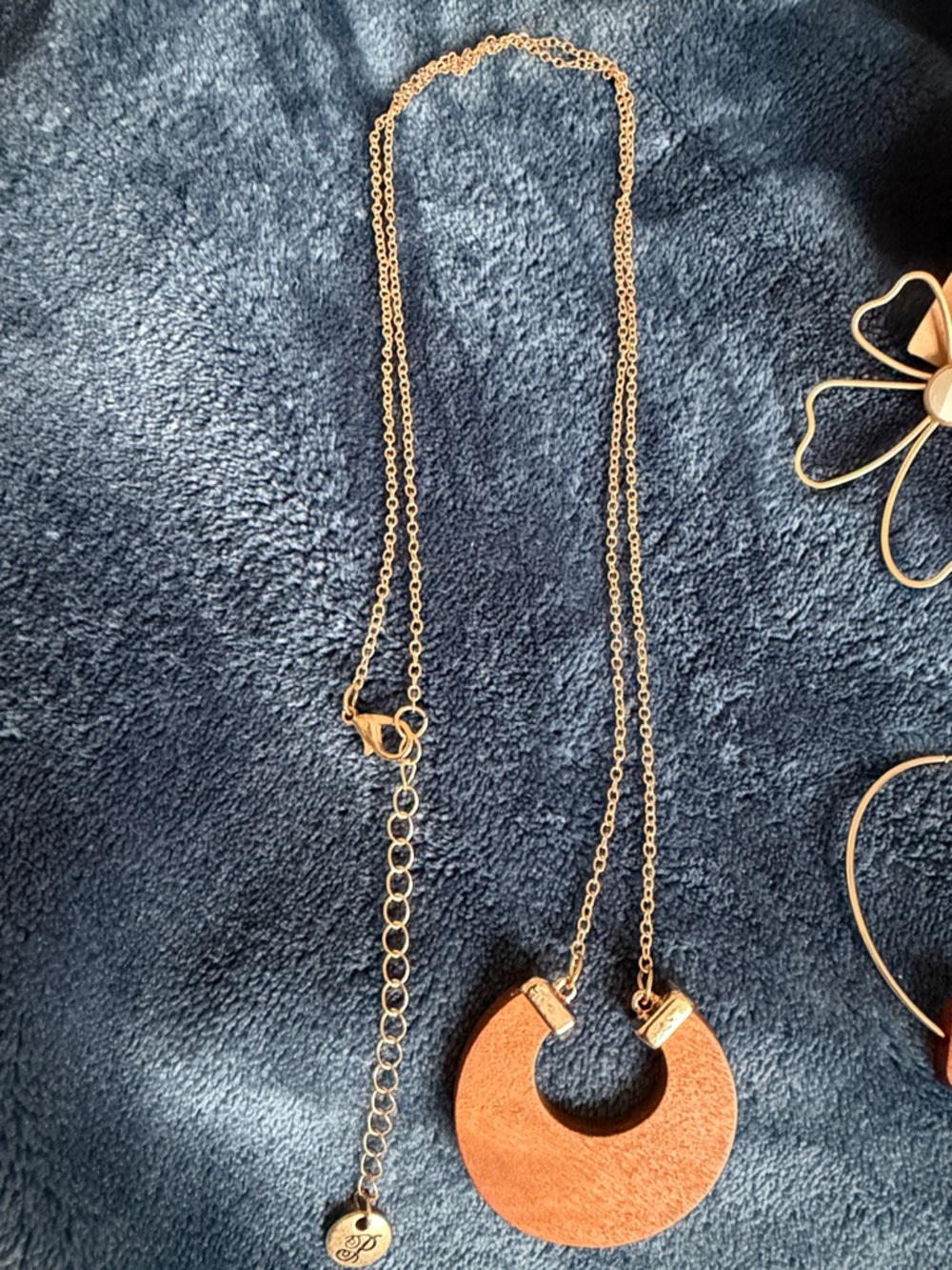 3 Plunder Gold-Tone Floral Earrings & Orange Wood Pendant Necklace Set NEW - Picture 3 of 5